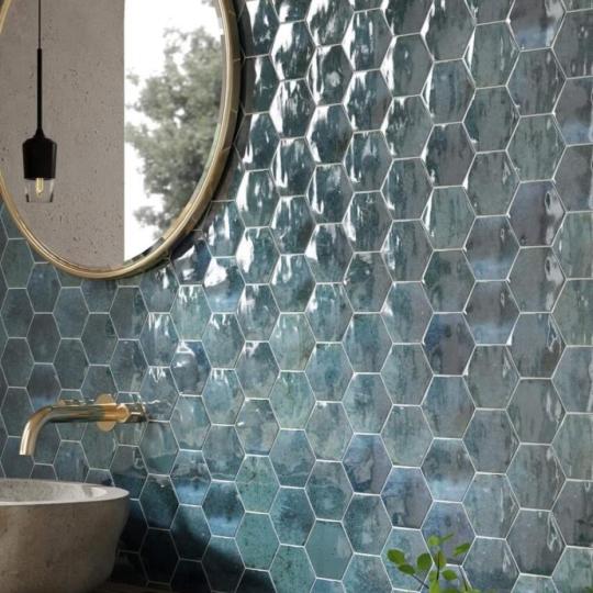 modra malorozmerova sesthranova dlazba leskla kuchyna kupelna hexa tyrkys kamenovy rustikalny mediteransky obklad stena ribesalbes artisan lameridiana byvanie.jpg